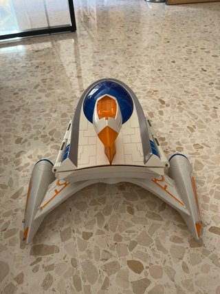 Avión de juguete blanco y azul