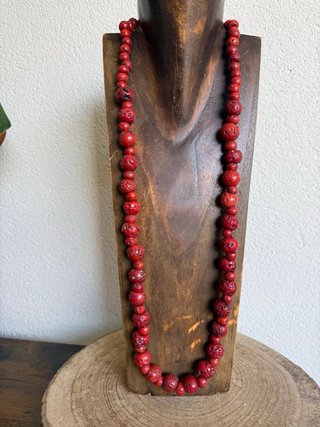 Collar largo de cuentas rojas talladas