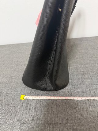 Bolso Tote Prada Negro con Pañuelo Rosa