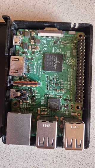Raspberry Pi 3 Model B V1.2 con carcasa
