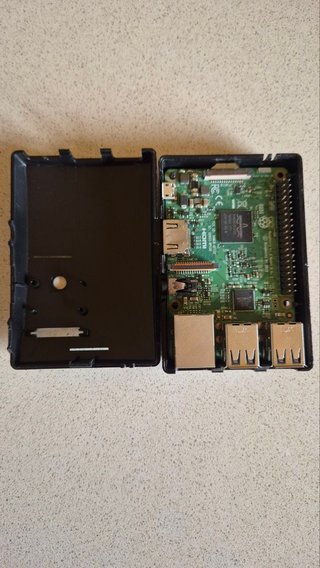 Raspberry Pi 3 Model B V1.2 con carcasa