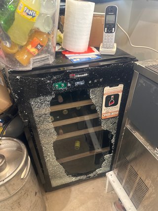 Vinoteca que funciona doble cristal con uno roto