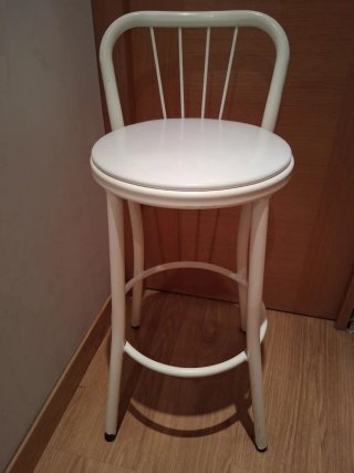 Taburete alto blanco con respaldo