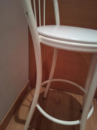 Taburete alto blanco con respaldo