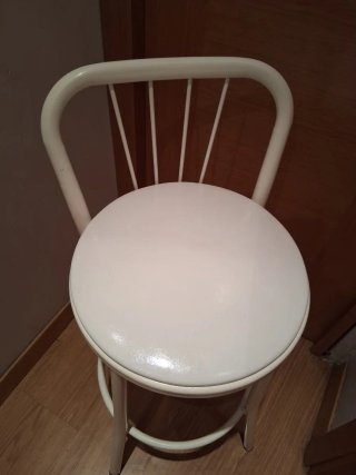 Taburete alto blanco con respaldo
