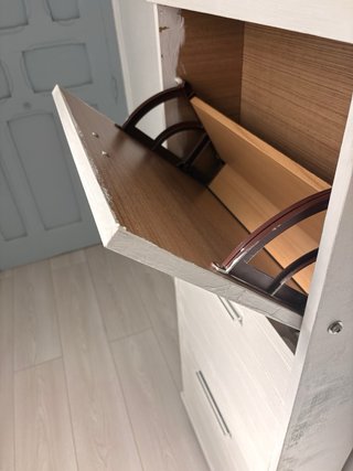 Zapatero blanco y plateado