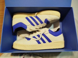 Zapatillas Adidas Beige y Azul Talla 44