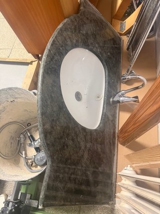 Mueble de madera con cajoneras y espejo