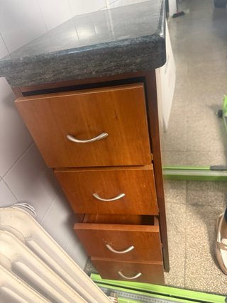 Mueble de madera con cajoneras y espejo