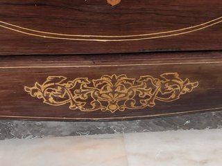 Cómoda de madera maciza con detalles dorados