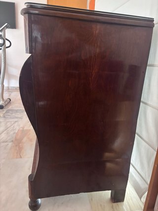 Cómoda de madera maciza con detalles dorados