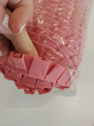 Mercería: carrucha plisada doble rosa.