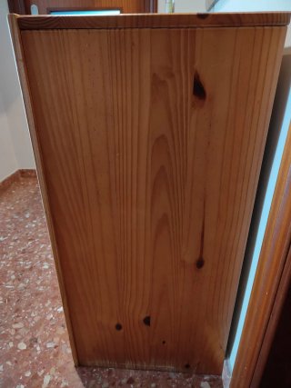 Mueble recibidor de madera de pino.