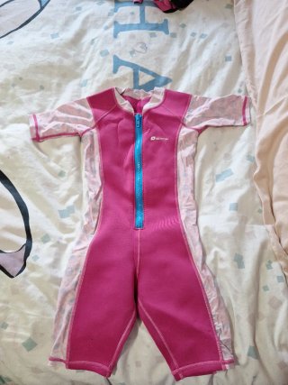 Traje de neopreno rosa y blanco