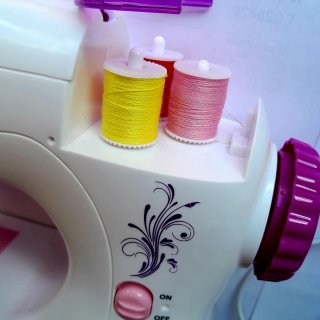 Máquina de coser infantil (piezas) con accesorios