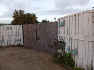 Valla de finca exterior de madera, con jardineras.