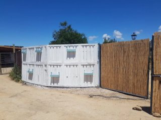 Valla de finca exterior de madera, con jardineras.