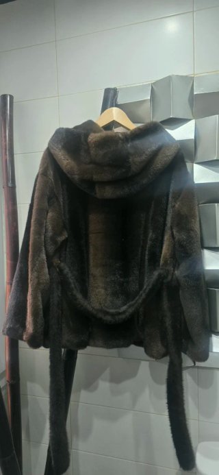 Chaquetón de pelo marrón y negro