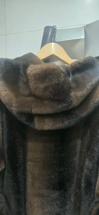 Chaquetón de pelo marrón y negro