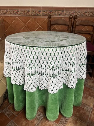 Mesa camilla redonda con mantel
