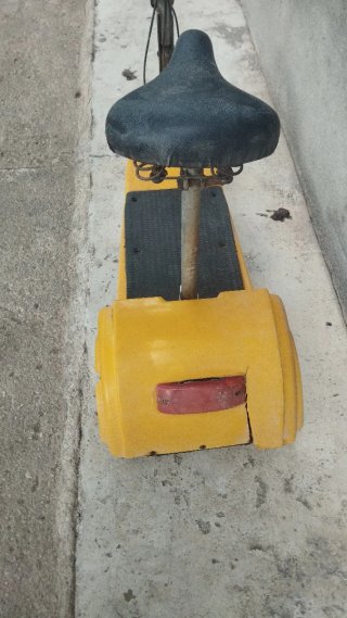 Patinete eléctrico amarillo