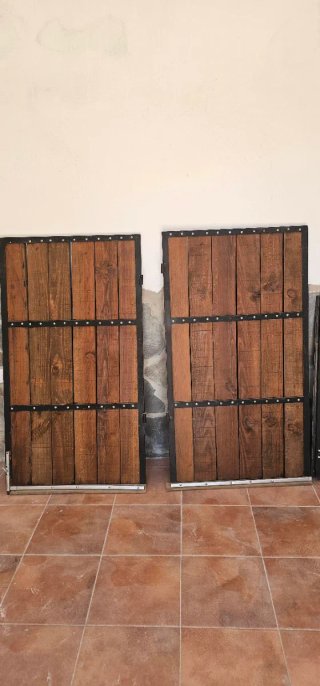 Puertas madera y hierro forjado