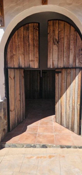 Puertas madera y hierro forjado
