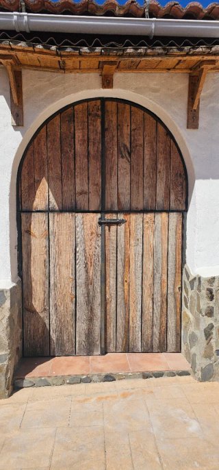 Puertas madera y hierro forjado