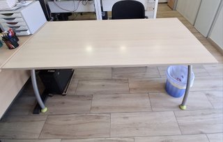Mesas de oficina y sillas de cortesía