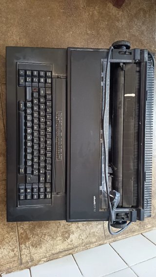 Máquina de escribir Olivetti ET 111