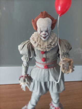 Figura Pennywise con Globo NECA 19 CM