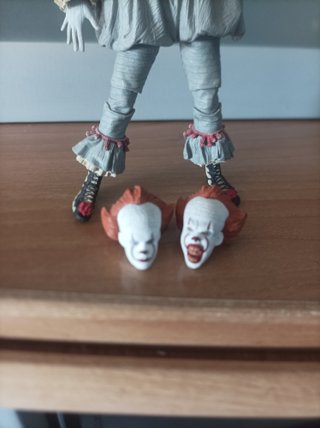 Figura Pennywise con Globo NECA 19 CM