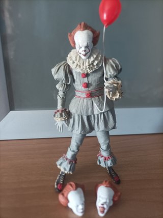 Figura Pennywise con Globo NECA 19 CM