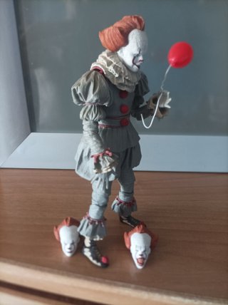 Figura Pennywise con Globo NECA 19 CM