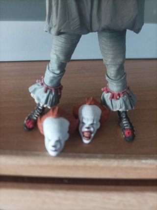 Figura Pennywise con Globo NECA 19 CM