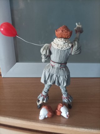 Figura Pennywise con Globo NECA 19 CM