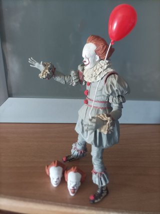 Figura Pennywise con Globo NECA 19 CM