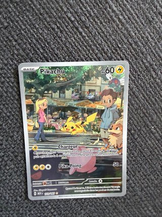 Carta Pokémon Pikachu 173/165 em francês