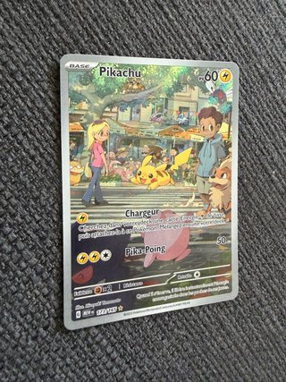 Carta Pokémon Pikachu 173/165 em francês