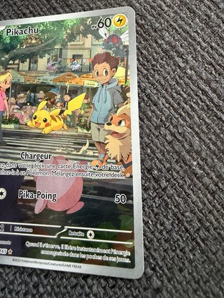 Carta Pokémon Pikachu 173/165 em francês
