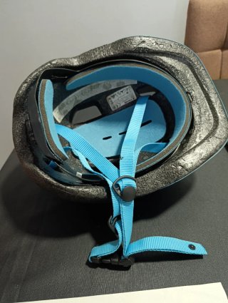 Casco de bici azul para niño seis años