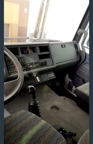 Camion con pluma Reanult midliner 150
