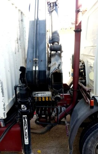 Camion con pluma Reanult midliner 150