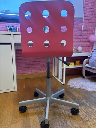 Silla de escritorio rosa con ruedas