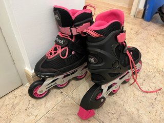 Patines en línea negros y rosas Mistral