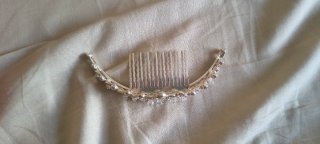 Tiara plateada con pedrería