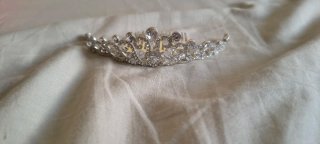 Tiara plateada con pedrería