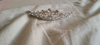 Tiara plateada con pedrería
