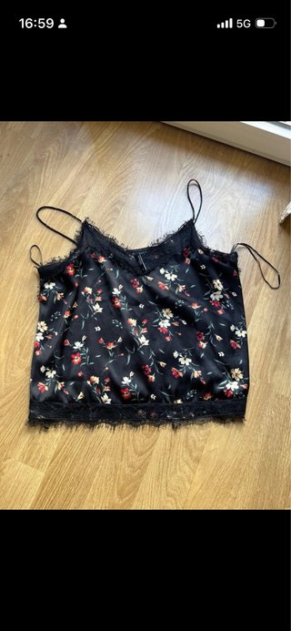 Camisa floral negra con encaje