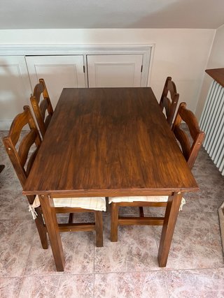 Mesa de comedor de madera con 4 sillas